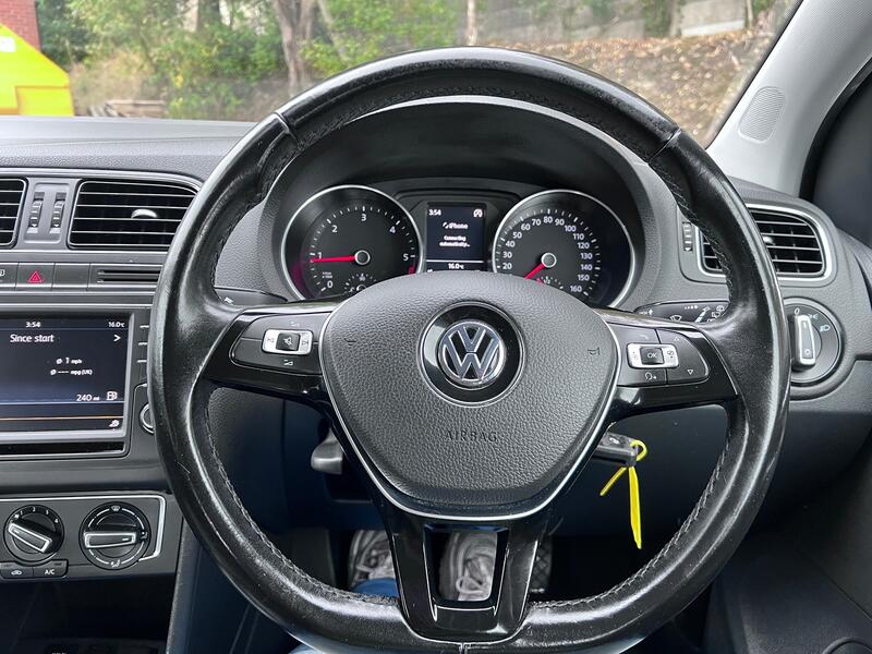 VOLKSWAGEN POLO