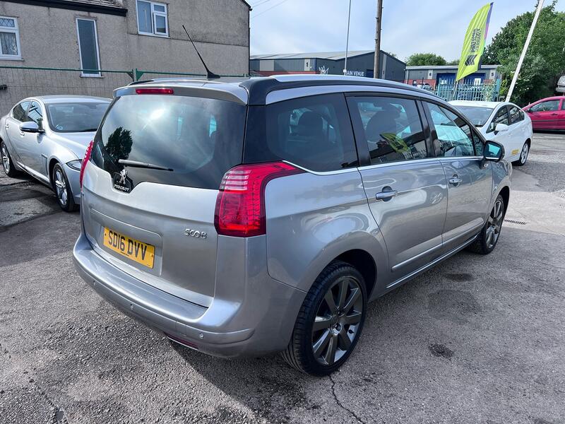 PEUGEOT 5008