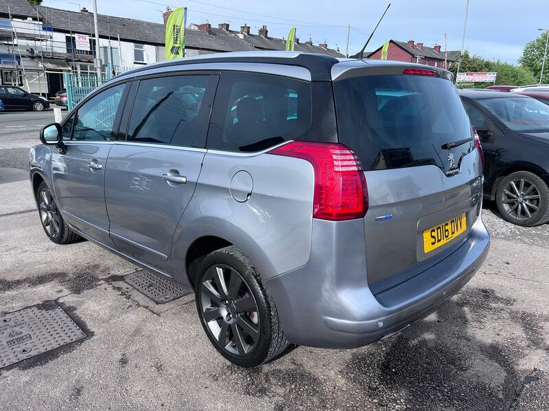 PEUGEOT 5008